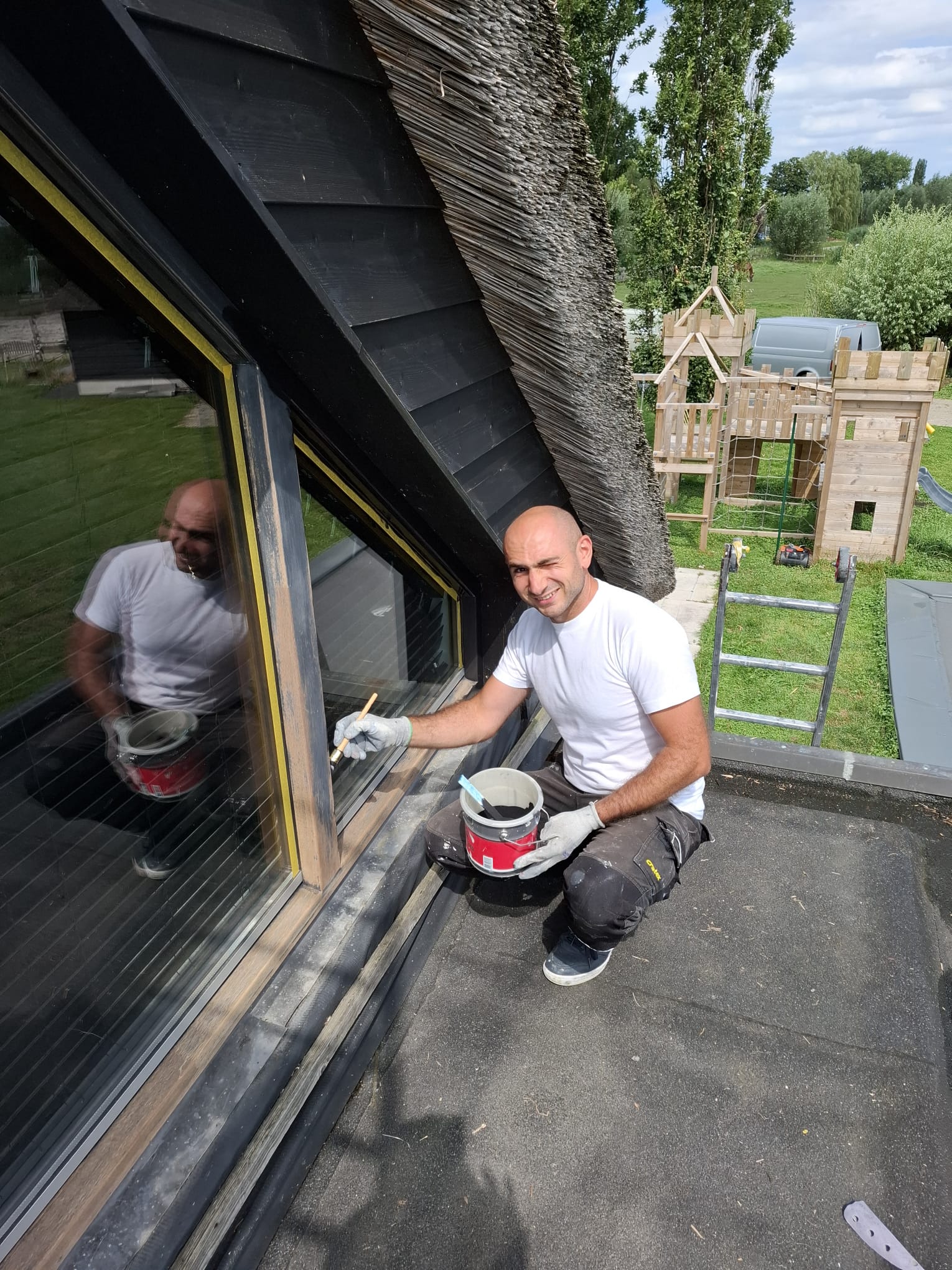 Schilder van Vak Schilderwerken aan het werk bij een woning